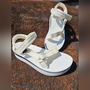 EUC Women's Teva Creamy White Sandals Size 10